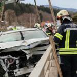 Verkehrsunfall - Hybrid-Fahrzeug kracht in Brückengeländer