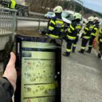 BFV Deutschlandsberg: Verkehrsunfall auf der B76 in Wies 6 Verkehrsunfall - Hybrid-Fahrzeug kracht in Brückengeländer