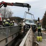 BFV Deutschlandsberg: Verkehrsunfall auf der B76 in Wies 7 Verkehrsunfall - Hybrid-Fahrzeug kracht in Brückengeländer