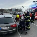 Mama und Baby aus PKW befreit