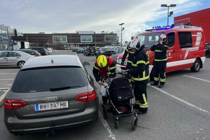 FF Wiener Neudorf: Mama und Baby aus PKW befreit