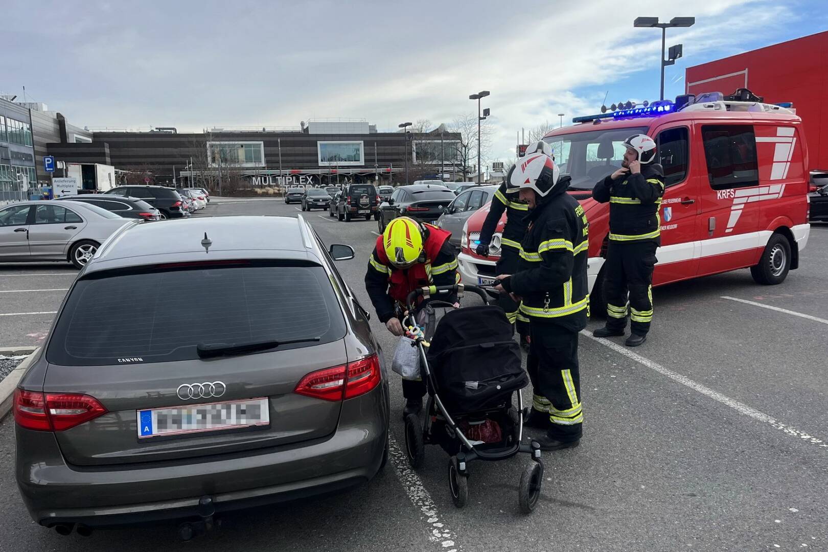 FF Wiener Neudorf: Mama und Baby aus PKW befreit 1 Mama und Baby aus PKW befreit