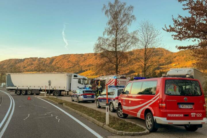 LKW blockiert halbe Bundesstraße im Frühverkehr