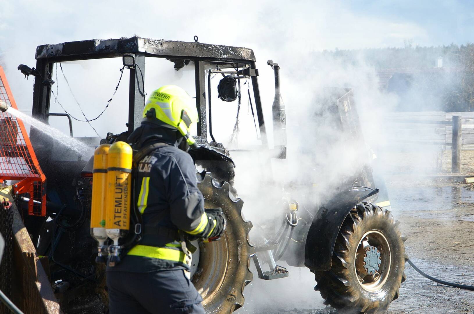 BFK Waidhofen/Thaya: Brennender Traktor rasch gelöscht