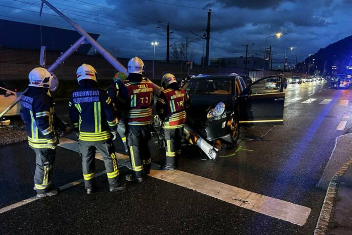 FF Klosterneuburg: Verkehrsunfall auf der B14 Wienerstraße