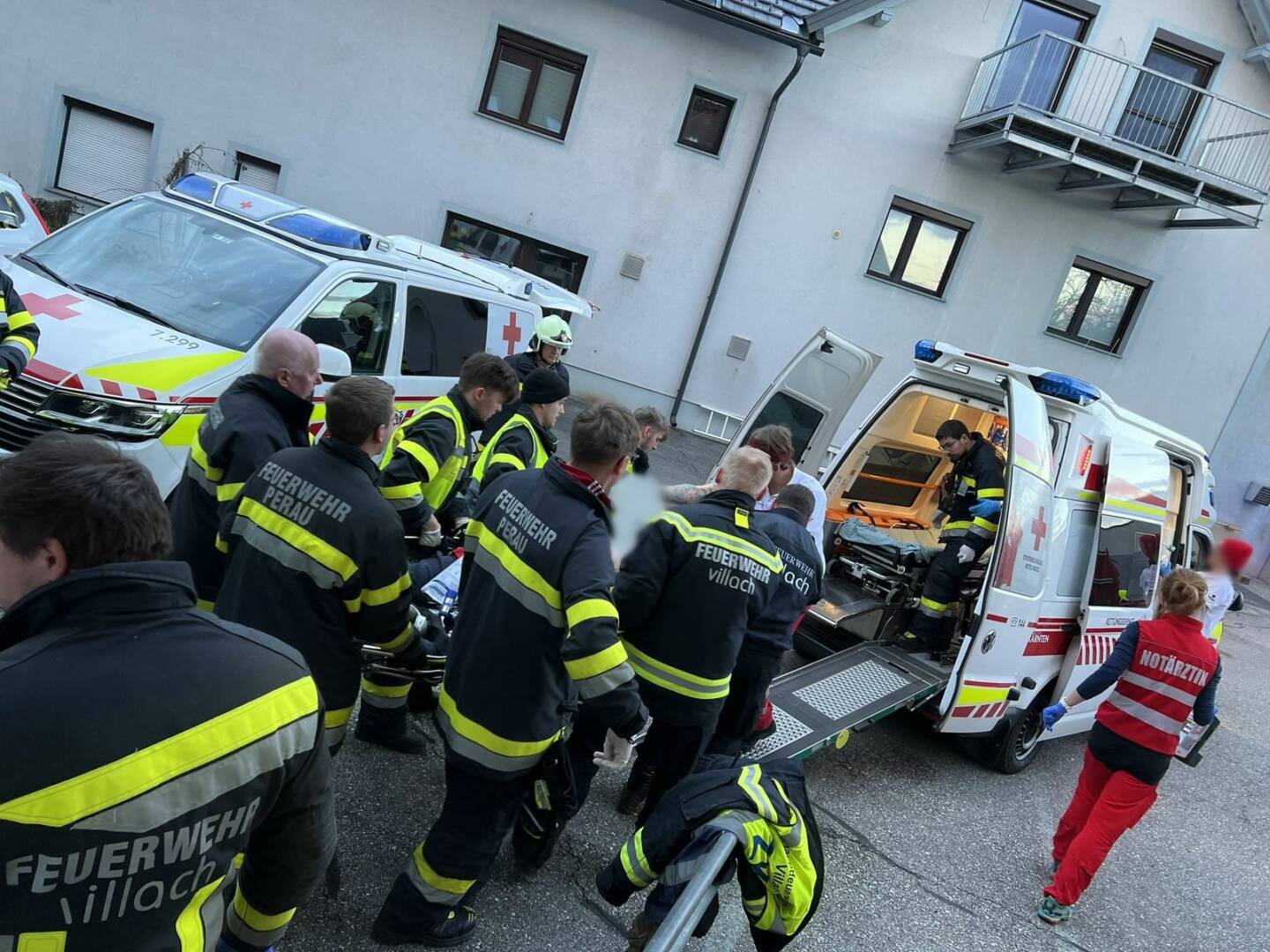 HFW Villach: Tragehilfe für Rotes Kreuz