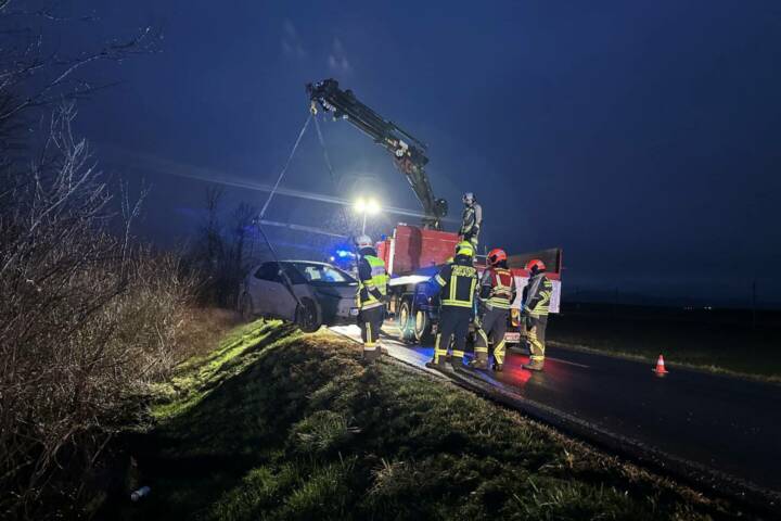 FF Ebenfurth: Verkehrsunfall mit Elektrofahrzeug auf der B60