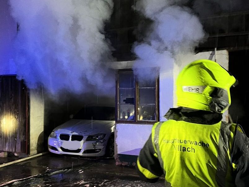 HFW Villach: Garagenbrand rasch gelöscht