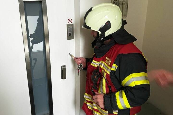 HFW Bad Ischl: Frau in Lift eingeschlossen