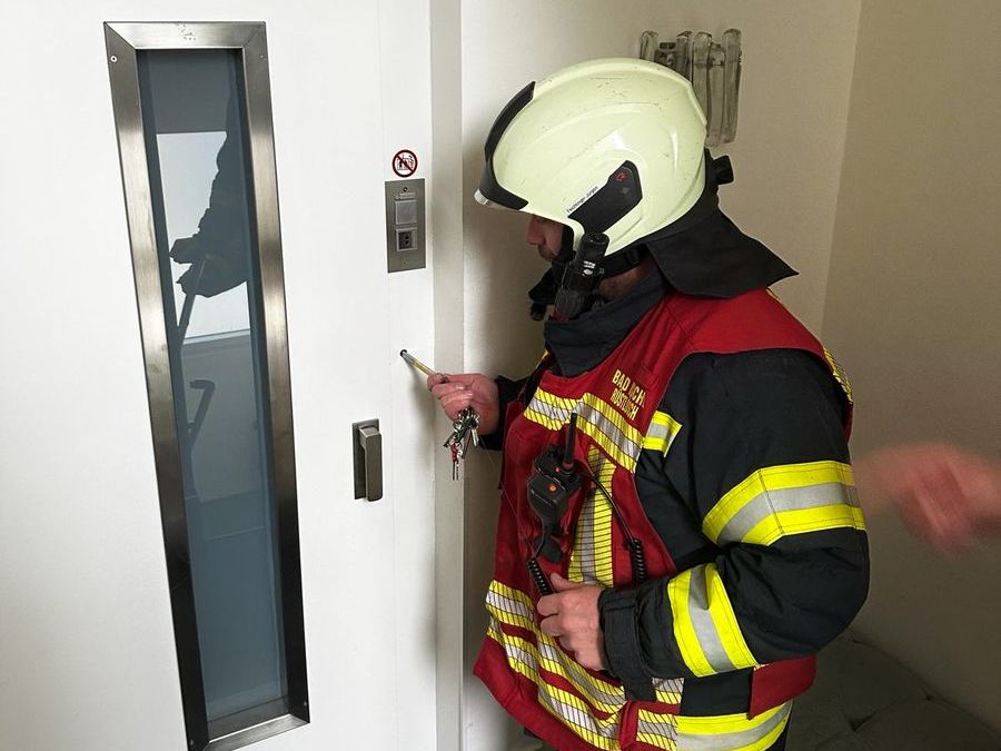HFW Bad Ischl: Frau in Lift eingeschlossen