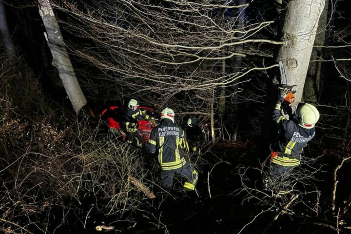 FF Klosterneuburg: Fahrzeugüberschlag auf der Höhenstraße