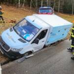 Transporter mit Kran geborgen