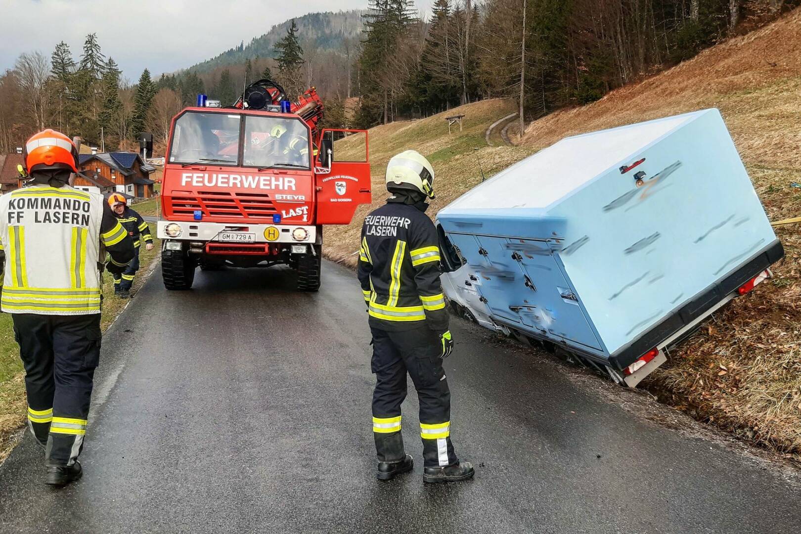 FF Bad Goisern: Transporter mit Kran geborgen
