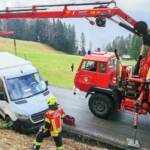 Transporter mit Kran geborgen