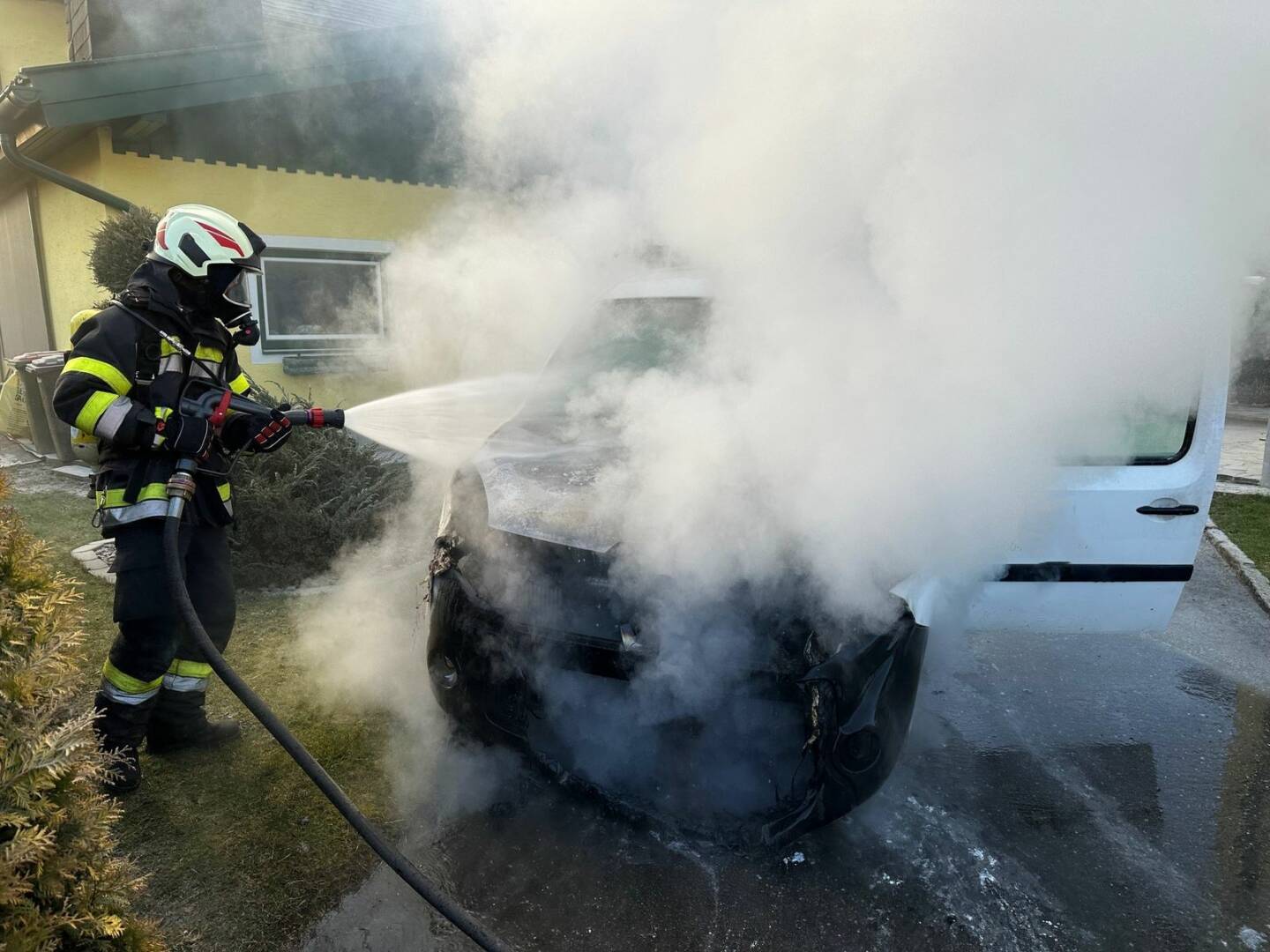 FF Fürnitz: Fahrzeugbrand im Fürnitzer Ortsgebiet