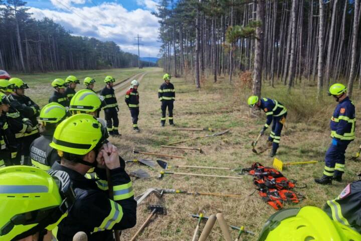 BFK Wiener Neustadt: Waldbrandausbildung in Weikersdorf