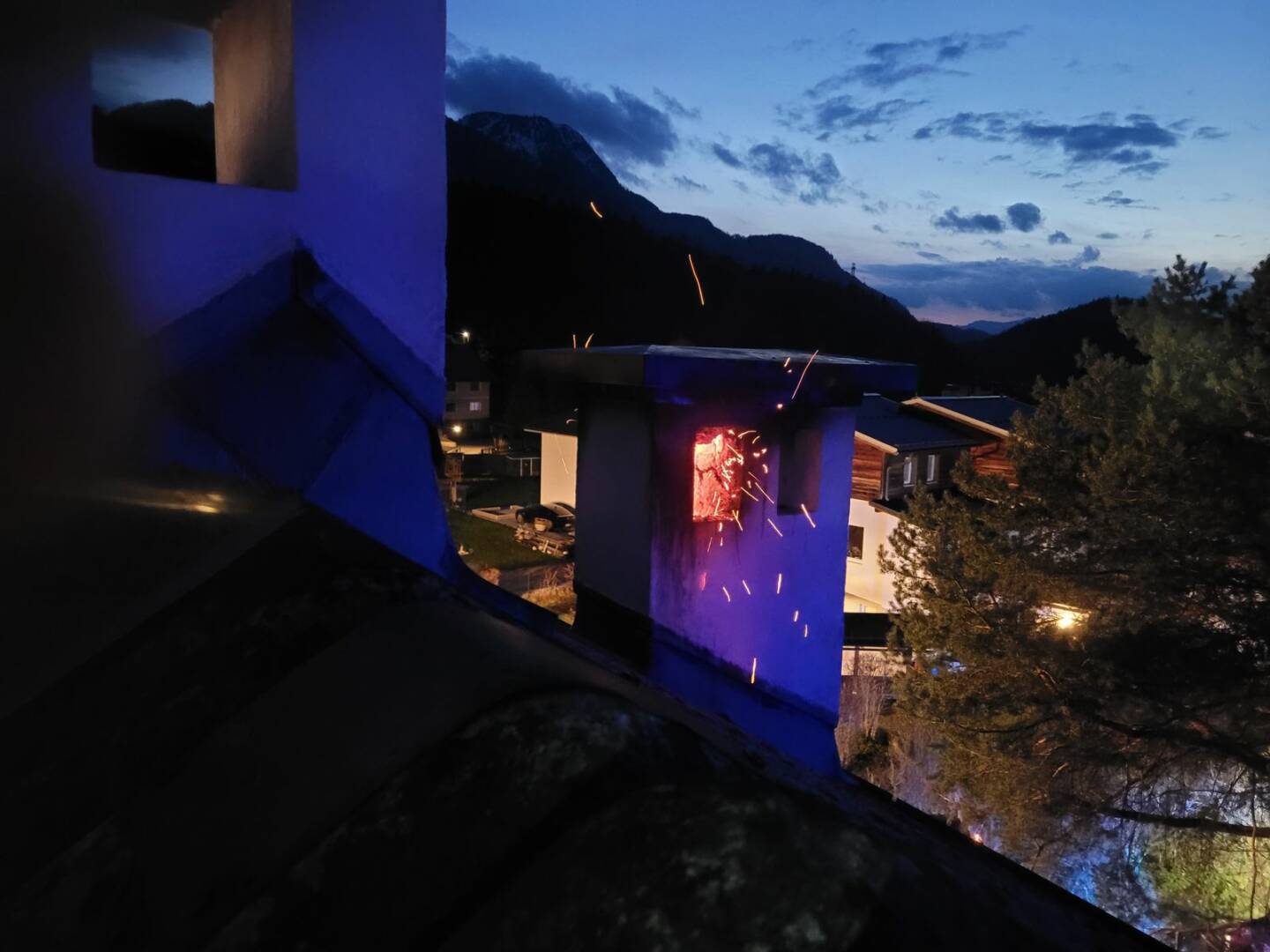 HFW Bad Ischl: Brandmeldealarm und Kaminbrand