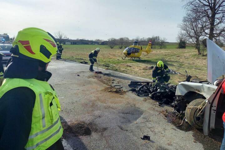 BFK Waidhofen/Thaya: Menschenrettung nach Verkehrsunfall