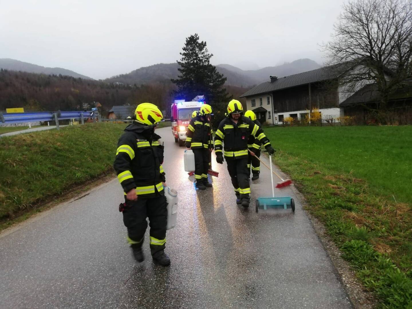 HFW Bad Ischl: Ölspureinsatz für FW Sulzbach und Reiterndorf