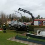 Sekundenschlaf - Auto stürzte in Pool