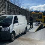 Kleinbus bei Verkehrsunfall aufgerissen