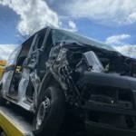 Kleinbus bei Verkehrsunfall aufgerissen