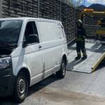 HFW Bad Ischl: Kleinbus bei Verkehrsunfall aufgerissen