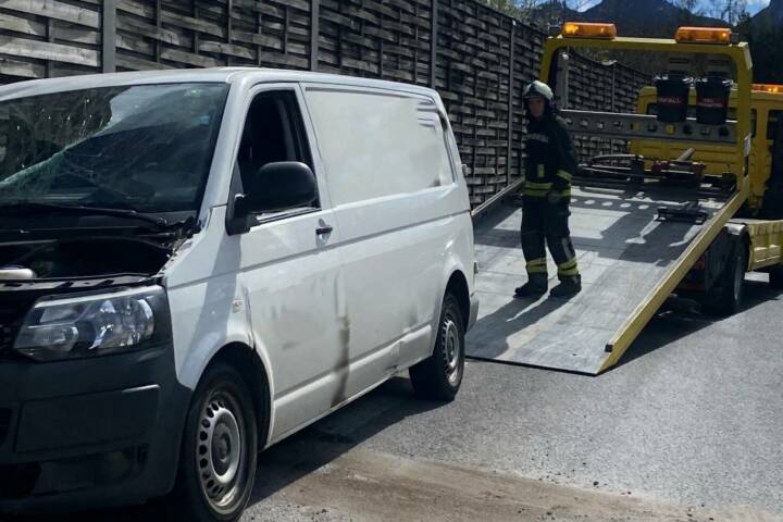 HFW Bad Ischl: Kleinbus bei Verkehrsunfall aufgerissen