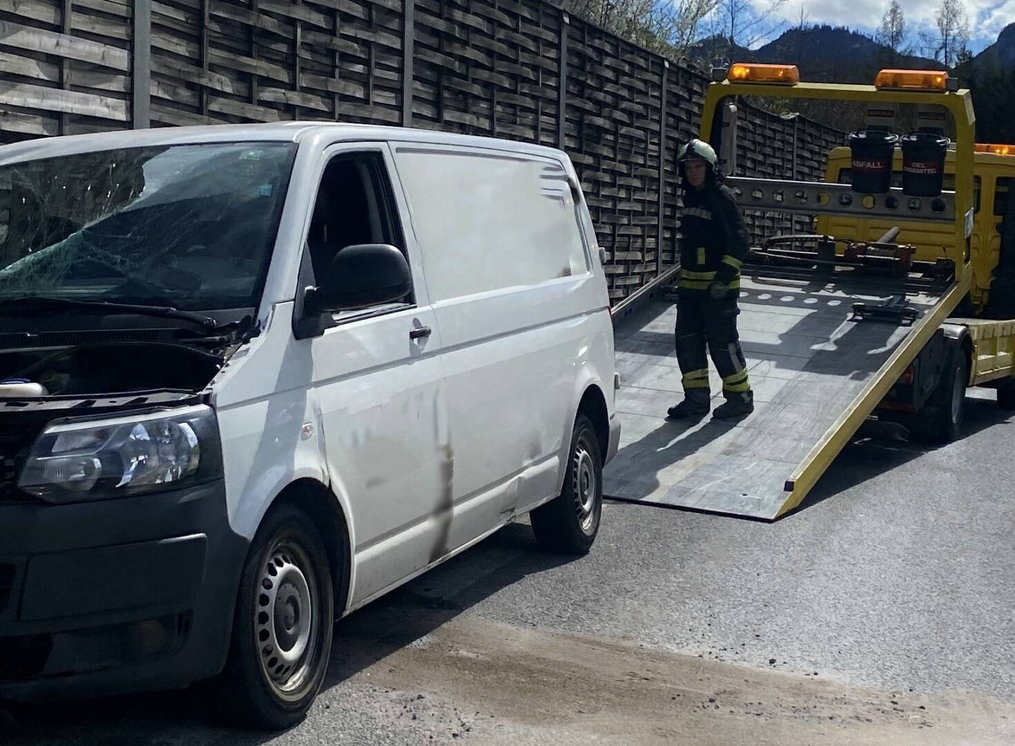 HFW Bad Ischl: Kleinbus bei Verkehrsunfall aufgerissen