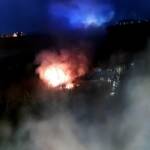 Kranwagen von Autobahnbrücke gestürzt