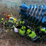 Kranwagen von Autobahnbrücke gestürzt