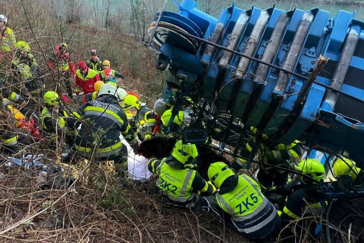 HFW Villach: Kranwagen von Autobahnbrücke gestürzt