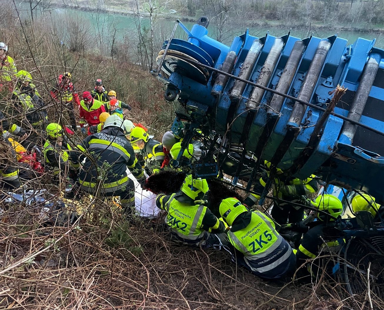 HFW Villach: Kranwagen von Autobahnbrücke gestürzt