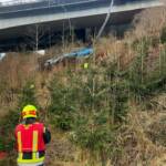 Kranwagen von Autobahnbrücke gestürzt