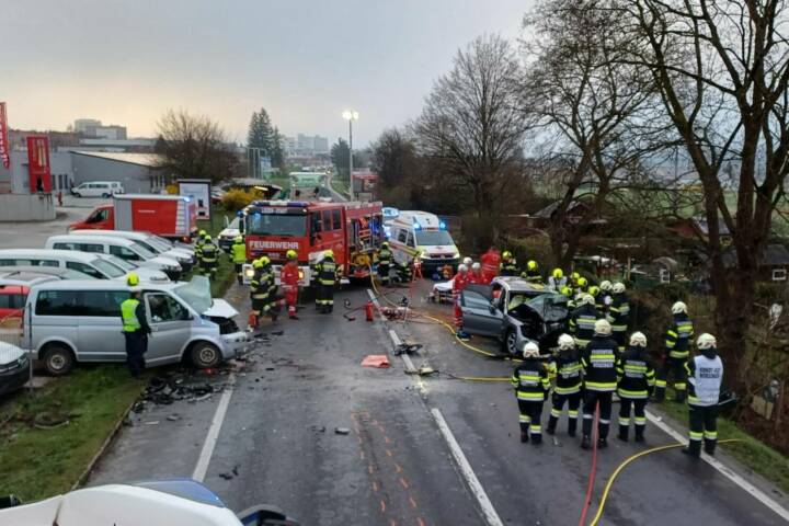 BFV Liezen: Menschenrettung bei Verkehrsunfall