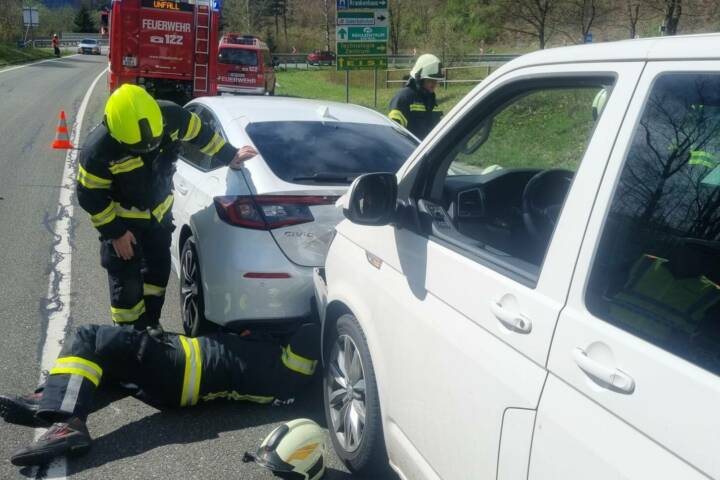 HFW Bad Ischl: Auffahrunfall bei Abbiegemanöver auf B145