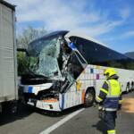 HFW Villach: Reisebusunfall am Autobahnknoten Villach 1