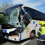 HFW Villach: Reisebusunfall am Autobahnknoten Villach