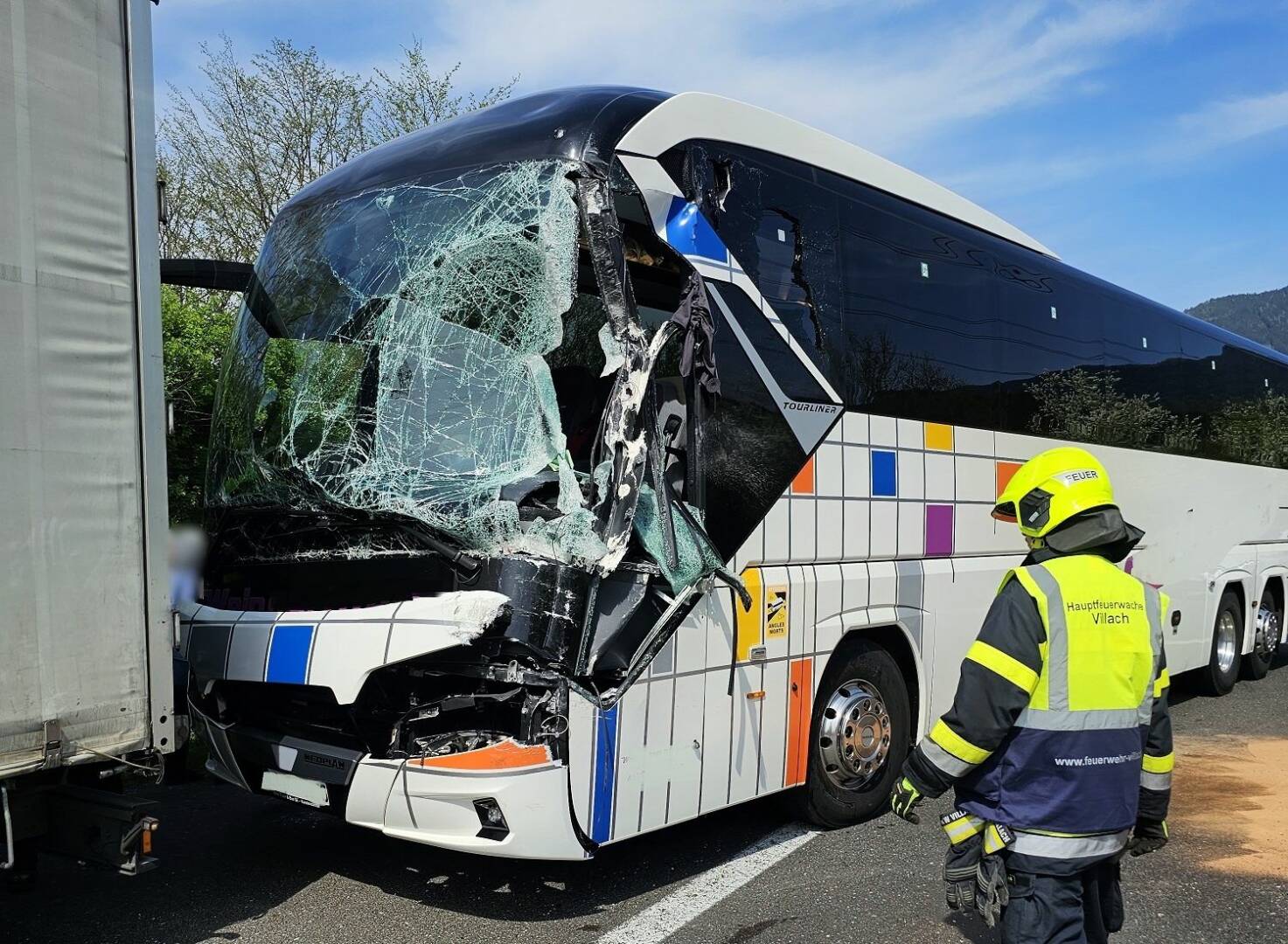 HFW Villach: Reisebusunfall am Autobahnknoten Villach