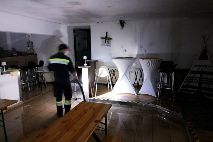 FF Kapfenberg-Diemlach: Wasserrohrbruch flutet Keller
