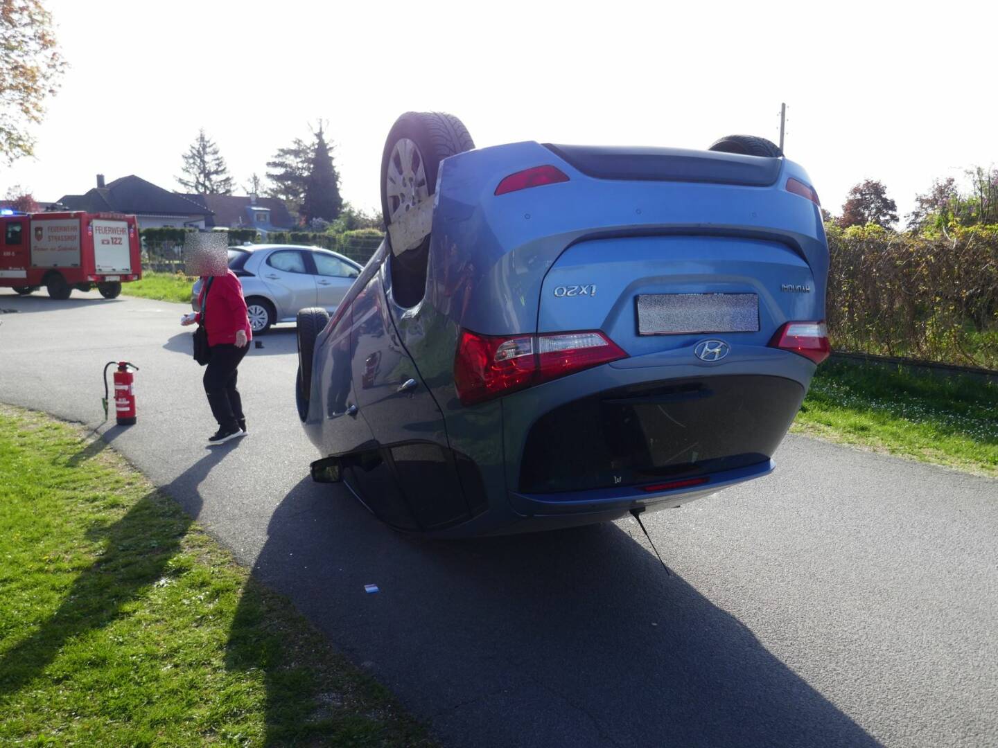 FF Strasshof a.d. Nordbahn: Unfall mit Fahrzeugüberschlag