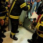 Familie mit Kleinkind aus Aufzug befreit