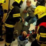 Familie mit Kleinkind aus Aufzug befreit