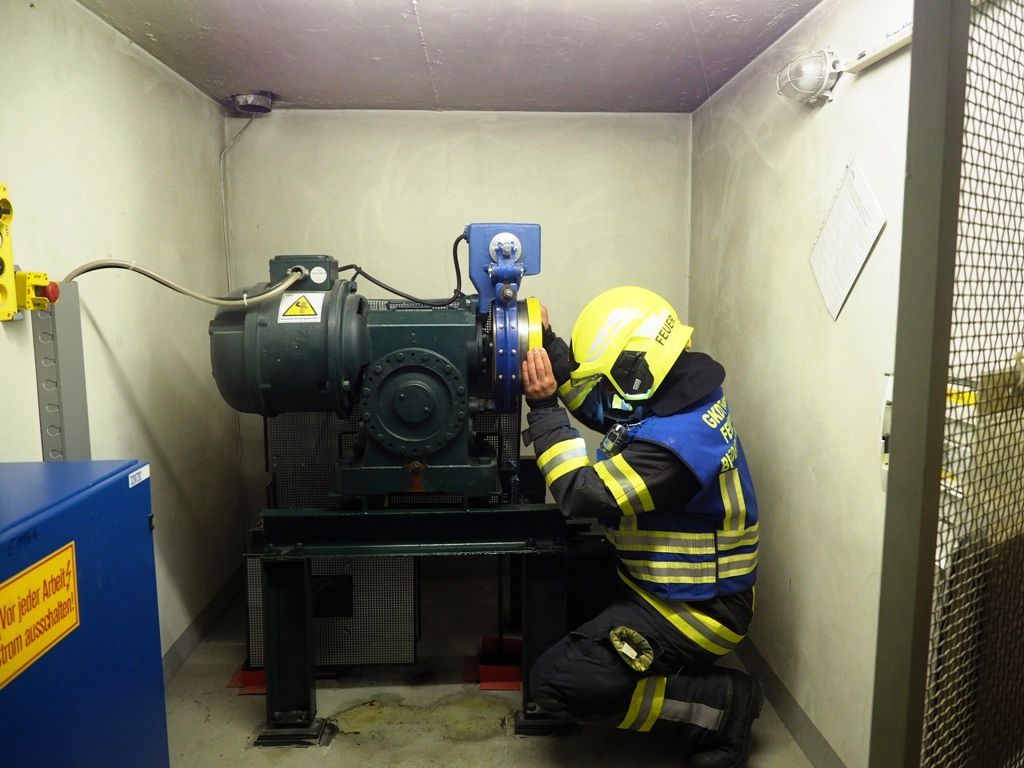 FF Biedermannsdorf: Familie mit Kleinkind aus Aufzug befreit