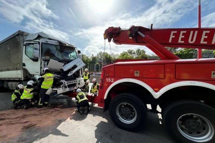 BF Wien: Verkehrsunfall LKW auf der A23
