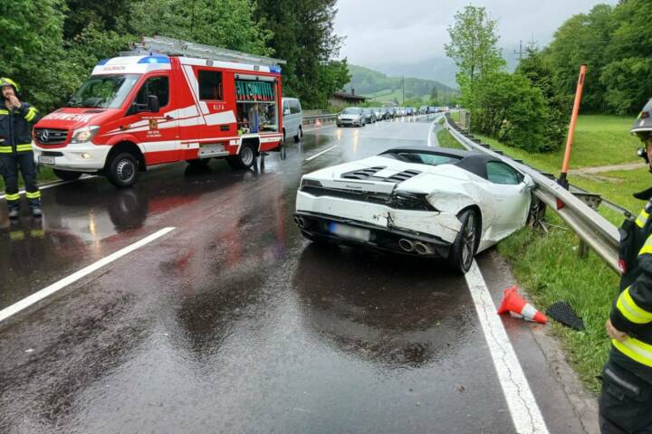 HFW Bad Ischl: Verkehrsunfall mit Sportwagen