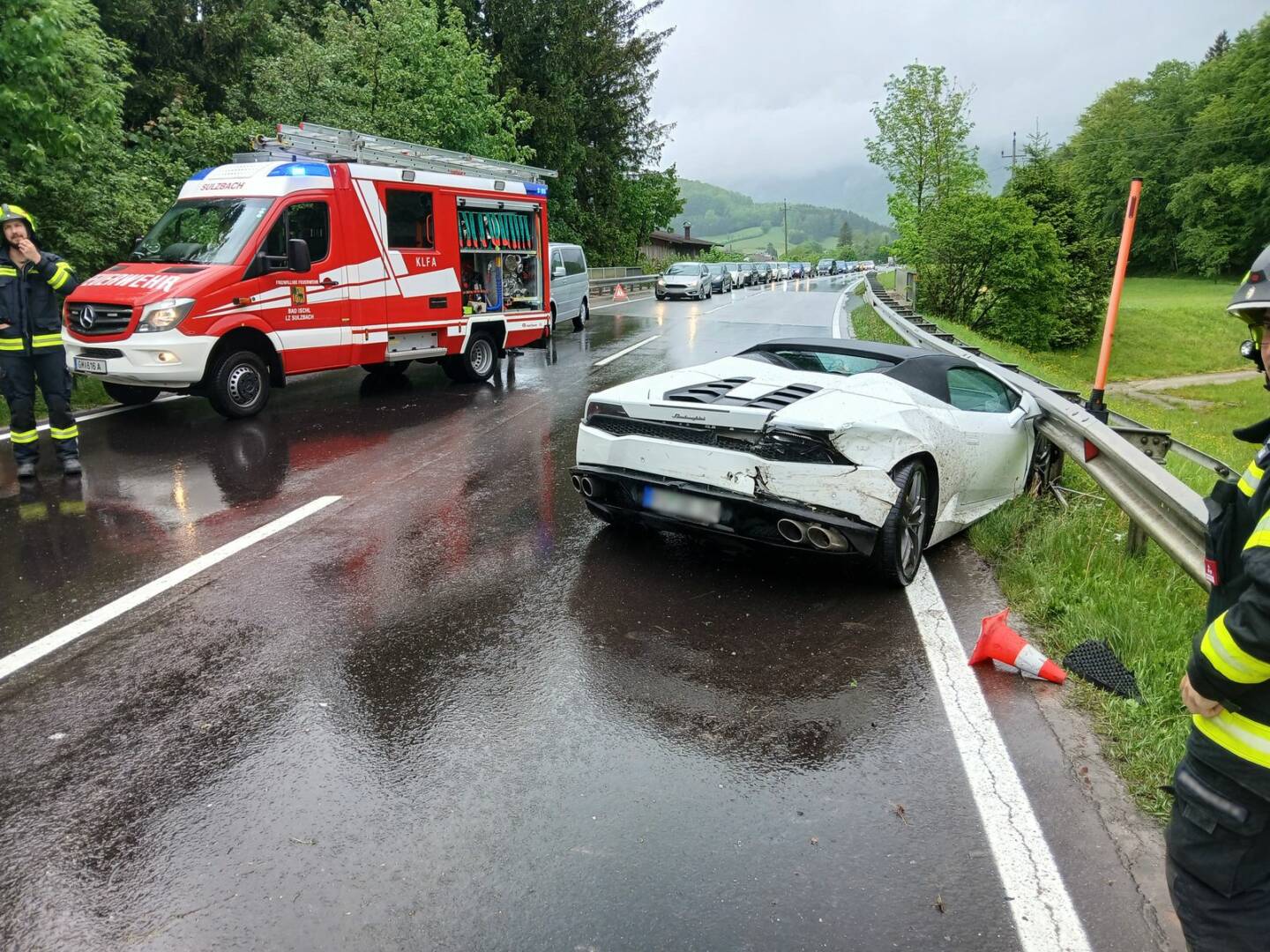 HFW Bad Ischl: Verkehrsunfall mit Sportwagen