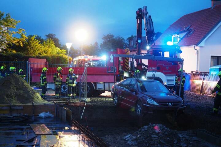 FF Biedermannsdorf: Fahrzeugbergung aus Baugrube