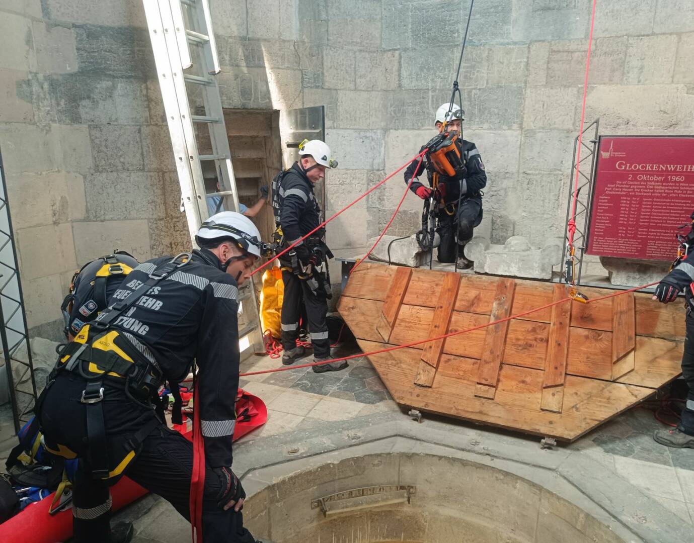 BF Wien: Besucher auf Stephansdom in Notlage