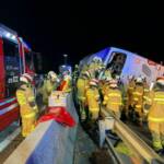 AFKDO Mondsee: Reisebus stürzt in Baustelle auf A1 um